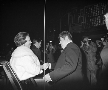 880340 Afbeelding van de ontvangst van prinses Beatrix en prins Claus bij het Muziekcentrum Vredenburg te Utrecht, door ...